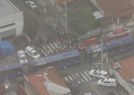 Adolescente esfaqueia três professores e um colega em colégio de SP