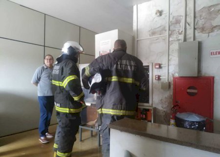 Câmara é evacuada após sobrecarga de energia e "cheiro de queimado"