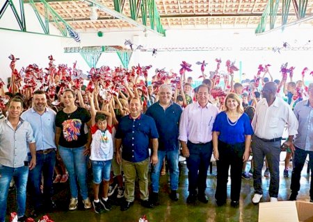 Prefeito Marcos Pacco e comitiva participam da distribuição de ovos de páscoa na REME