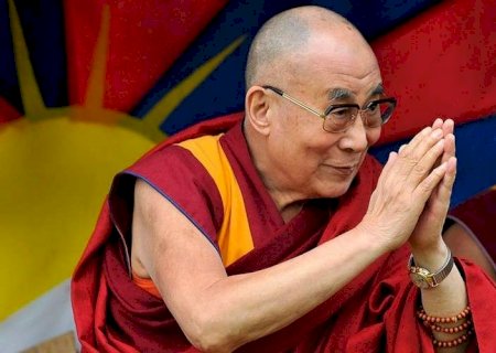 Quem é Dalai Lama, líder espiritual budista que causou polêmica ao beijar criança (Vídeo)