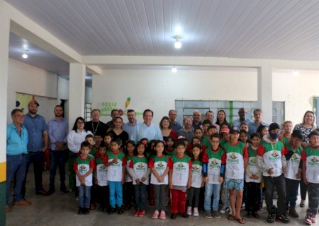 Itaporã: Alunos da Rede Municipal de ensino ganham novos uniformes
