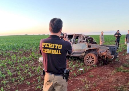 Mulher morre e motorista fica ferido após capotamento em estrada terra