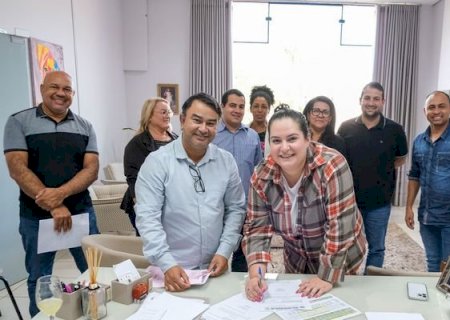 Governo Municipal de Naviraí concede novo reajuste aos professores e total chegará a 15%