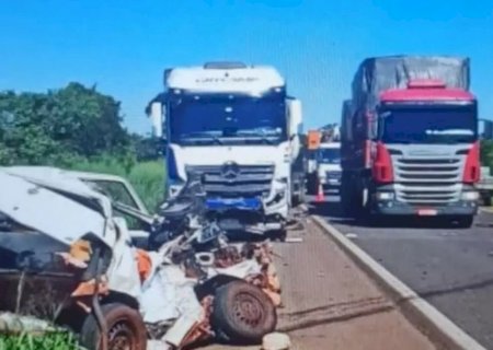 Mulher tenta ultrapassar em rodovia e morre ao colidir carro contra carreta na BR-158