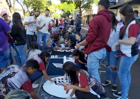 Católicos se reúnem para confecção de tapetes no Centro de Dourados