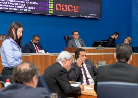 Em feito raro, Câmara reduz número de vereadores e livra população de pagar taxa do lixo