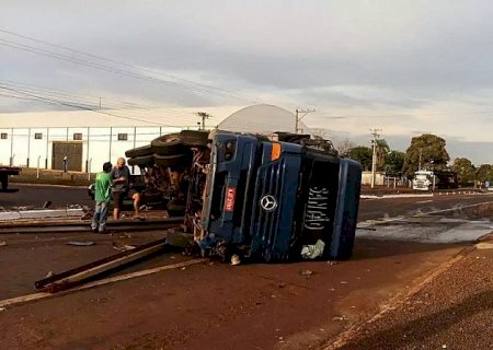 Carreta tomba e combustível se espalha na BR-163