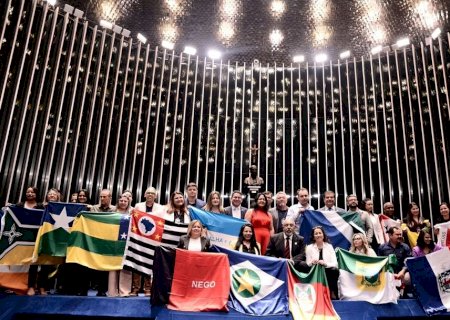 Senador Nelsinho Trad recebe a jovem senadora do município de Fátima do Sul