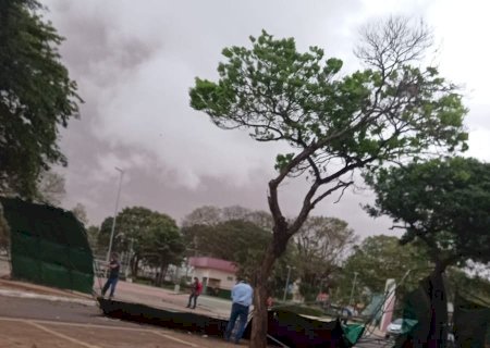 Vendaval destrói tendas da feira na Praça Central de Caarapó