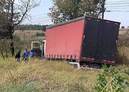 Motorista estaciona para pedir informa&ccedil;&atilde;o e caminh&atilde;o cai em barranco