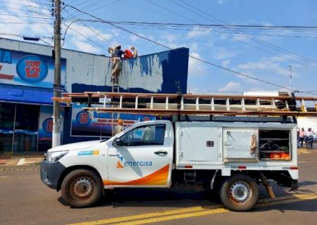 Rolo de pintura encosta em fio de alta tens&atilde;o e trabalhador leva choque
