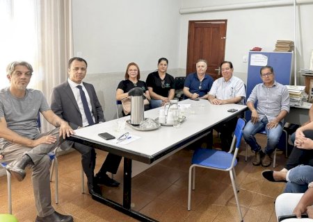 Vereador Gladstone Rafael destaca compromisso com a saúde em reunião sobre convênio dos profissionais de enfermagem em Itaporã
