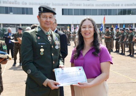Diretora da Escola Antônio João Ribeiro Recebe Honraria da 4ª Brigada de Cavalaria Mecanizada (Foto)