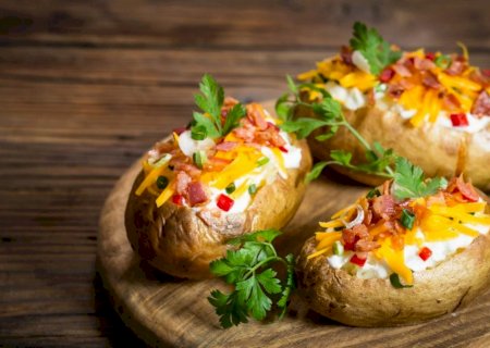 Batata recheada com queijo e bacon