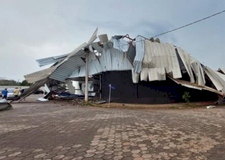 Vendaval e chuva de granizo destroem barracão e provocam estragos em Bataguassu