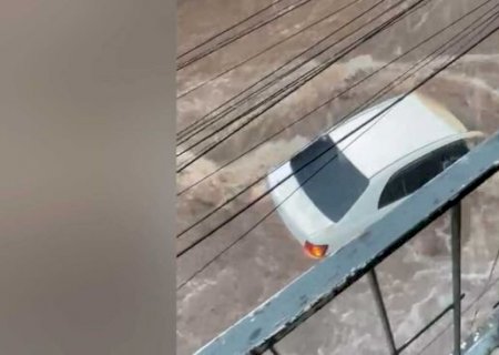 Correnteza arrasta carro durante tempestade na fronteira