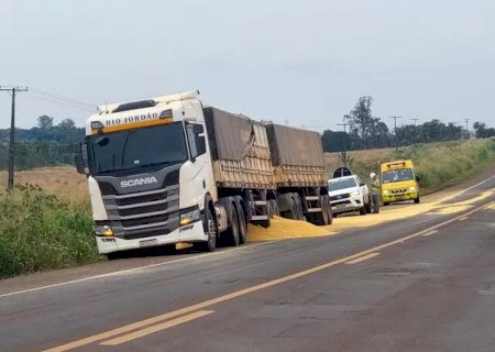 Pneu de carreta bitrem estoura e derrama carga de soja na BR-163