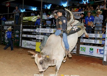 Com vaga para 'Barretão' final do rodeio de Dourados é hoje, com show de Rapha & Leo