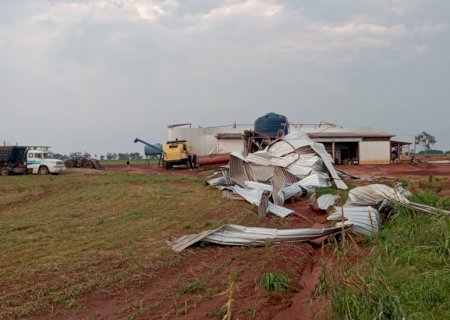 Ventania retorce telhado e derruba  galpão em Amambai