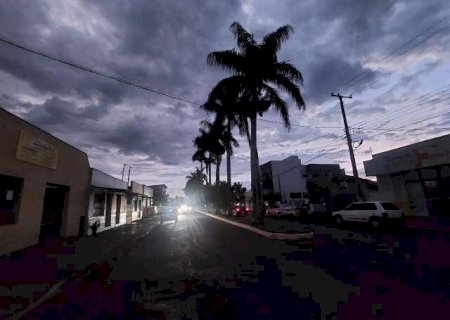 Temporal derruba postes de distribui&ccedil;&atilde;o e munic&iacute;pio fica &agrave;s escuras