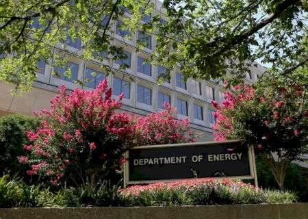 Departamento de Energia dos EUA tenta reforçar setor de baterias com R$ 17 bi em financiamento