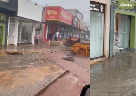 VÍDEO: Chuva chega com força e água invade comércios em Ivinhema