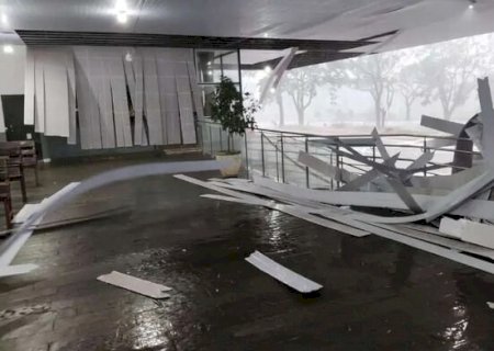 Chuva de granizo e ventania causa estragos em Cassilândia