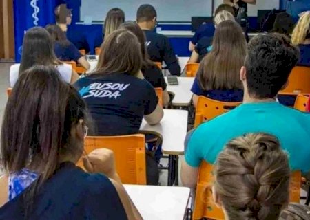 Governo decreta programa que pagará ‘salário’ de R$ 1.320 para estudantes em MS