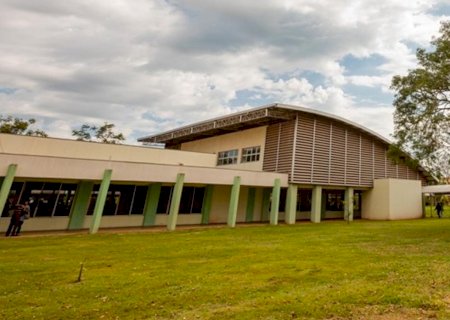 Acadêmicos protestam e distribuem miojo enquanto aguardam reabertura do RU da UFGD