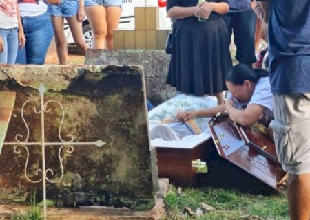Ajoelhada em caixão, mãe faz pedido impossível para Aysla: 'não vai não, filha'