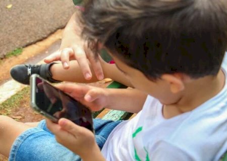 Celular na m&atilde;o de crian&ccedil;a &eacute; ruim, mas exemplo come&ccedil;a pelo adulto