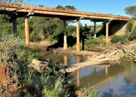 Escombros de ponte preocupam moradores de Jardim e Guia Lopes da Laguna