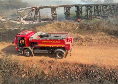 Ponte é destruída por incêndio de grandes proporções no Pantanal sul-mato-grossense