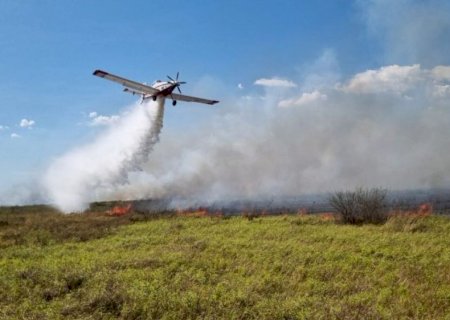 Com apoio aéreo, bombeiros atuam em incêndios florestais e resgatam ribeirinhos no Pantanal