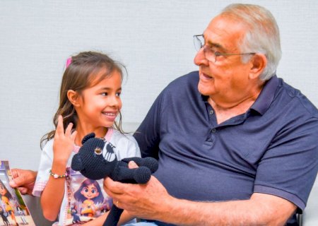 Estudante de 8 anos escreve livro sobre preconceito e busca apoio para divulgação