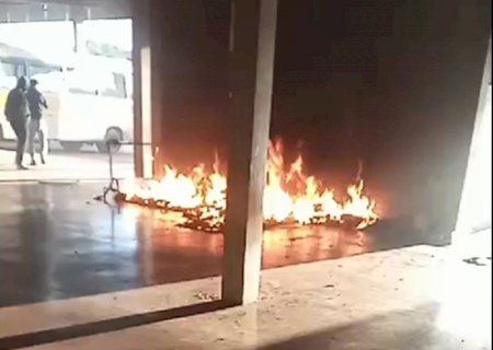 Incêndio no Terminal Rodoviário de Itaporã Possivelmente Causado por Conflito entre Moradores de Rua que Dormem no Local (Vídeo)