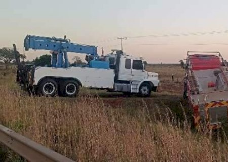 Caminh&atilde;o do Corpo de Bombeiros cai em vala ap&oacute;s controlar inc&ecirc;ndio em carro