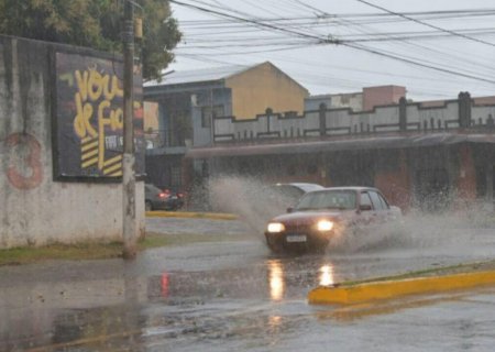 Corumbá e Miranda amanhecem com chuva e alívio para incêndios no Pantanal