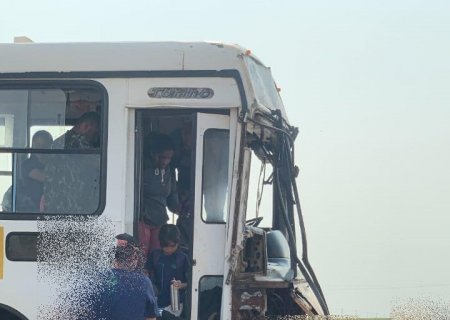 Acidente com ônibus escolar em Itaporã causa susto, mas não deixa feridos (Vídeo)