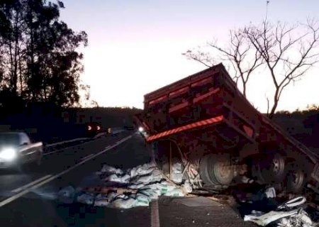 Acidente deixa caminh&atilde;o pendurado &agrave;s margens de rodovia