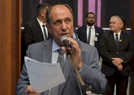 Zé Teixeira homenageia profissionais com mérito advocatício