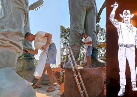 Estátua do João Carreiro ganha retoques finais em praça que será aberta para visitação pública