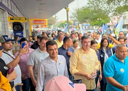 Multidão acompanha caminhada de Marçal com governador Eduardo Riedel em Dourados