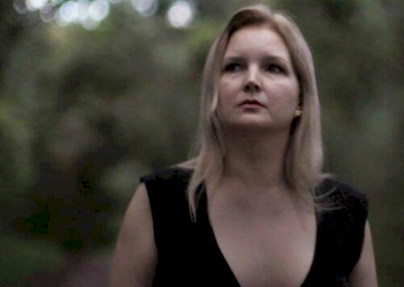 Apaixonada? Após romance com presidiário, Elize Matsunaga surge tomando cervejinha com novo namorado
