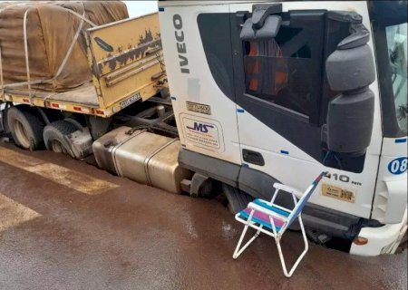 Carreta afunda após chuvarada em cidade de MS