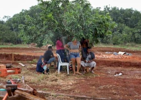 &Aacute;rvore protege do sol e da chuva fam&iacute;lias que persistem em habitar &aacute;rea p&uacute;blica
