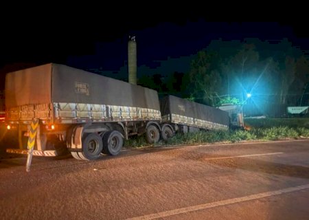 Caminhoneiro fica gravemente ferido após caminhão cair em valeta na BR-163, em Maracaju