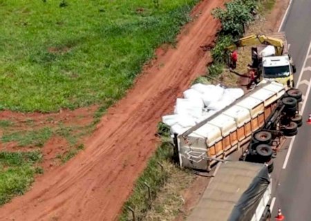Vagão de carreta carregada com sementes de amendoim tomba na BR-163 em Campo Grande