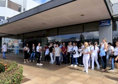 Enfermeiros fazem protesto em frente a hospital por salário