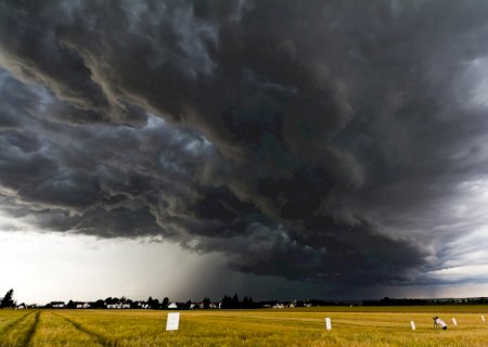 O tempo vai fechar: dia terá chuva forte, raios e rajadas de vento